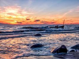 tramonto su una spiaggia foto