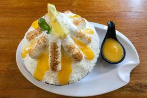 dessert di bingsu al limone su un piatto foto