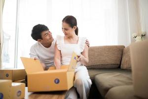 coppia felice a casa in ufficio con il business online
