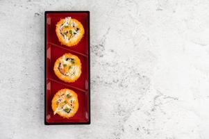 involtini di sushi assortiti foto