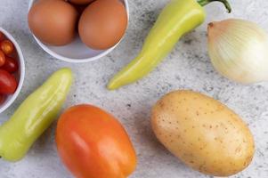 patate, pomodori, peperoni, cipolle e uova foto