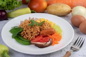 Tagliatelle saltate in padella con verdure miste foto