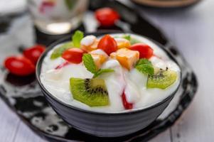 macedonia di frutta in una ciotola di yogurt foto