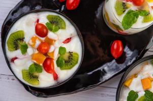 frutta fresca e yogurt foto