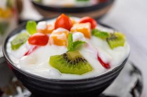 macedonia di frutta in una ciotola di yogurt foto