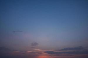 il cielo e le nuvole al tramonto foto