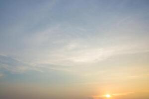 il cielo e le nuvole al tramonto foto