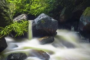 cascata di nang rong in thailandia foto