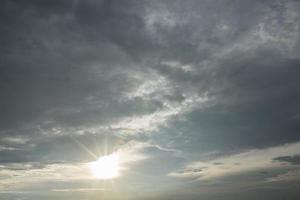 nuvole temporalesche con luce solare foto