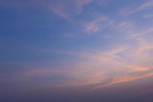 il cielo e le nuvole al tramonto foto