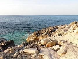 costa rocciosa in riva all'oceano foto