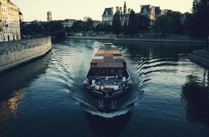 parigi, francia, 2020 - barca su uno specchio d'acqua foto