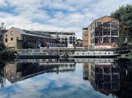 londra, inghilterra, 2020 - edifici vicino a un lungomare foto