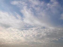 nuvole bianche in un cielo azzurro durante il giorno foto