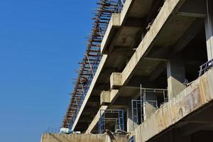 costruzione di cemento durante il giorno foto