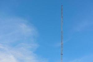 antenna del telefono con lo sfondo del cielo blu. foto