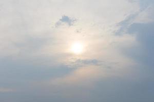 caldo cielo nuvoloso natura sfondo sfocatura, colori caldi e luce solare intensa. foto