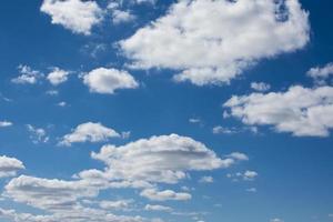 cielo blu con sfondo di nuvole. foto