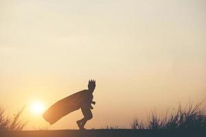 super ragazzo che mostra le sue potenti braccia volanti foto