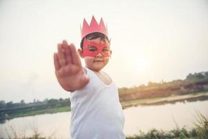 super ragazzo che mostra le sue potenti braccia volanti foto