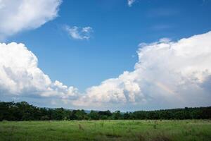 paesaggio in thailandia con arcobaleno foto