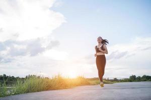 un giovane corridore femminile felice fare jogging all'aperto