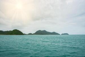 il mare di koh chang in thailandia foto