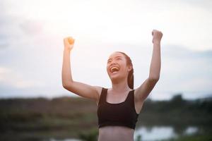 adolescente atletico sorridente felice con le braccia aperte foto