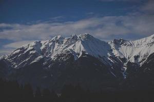 fotografia di paesaggio di montagna ricoperta di neve foto