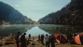 persone che si accampano vicino al lago ranu kumbolo foto