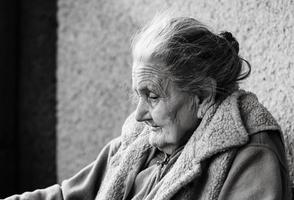 molto vecchio e stanco rugosa donna all'aperto foto