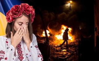 guerra nel Ucraina. giovane ragazza nel il ucraino nazionale completo da uomo foto