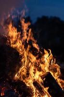 fiamme di fuoco su sfondo nero foto