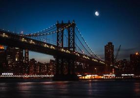 Luna al di sopra di Manhattan foto