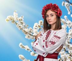 giovane ragazza in costume nazionale ucraino foto