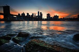 skyline di manhattan con ponte di brooklyn foto