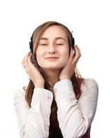 ragazza ascoltando per musica nel cuffie foto