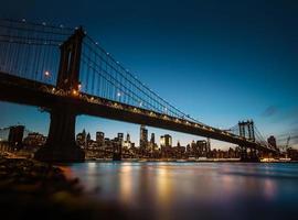 Manhattan Bridge di notte foto