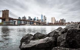 skyline di manhattan e ponte di brooklyn foto