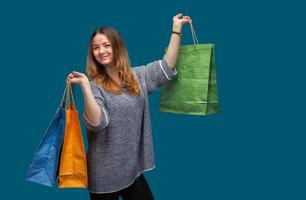 giovane bella ragazza con shopping borse foto