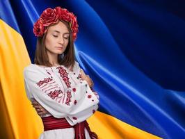 ragazza nel il ucraino nazionale completo da uomo contro ucraino bandiera foto