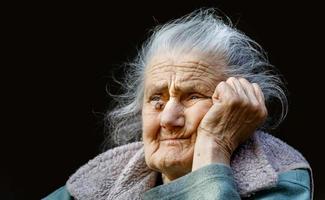 ritratto di un' molto vecchio rugosa donna foto