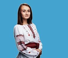 giovane ragazza in costume nazionale ucraino foto
