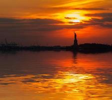 statua di libertà e il ambientazione sole foto