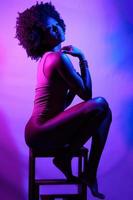 sensuale nero donna sotto neon leggero foto