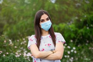 ragazza nel respiratorio maschera. mascherato donna sembra a telecamera. freddo, influenza, virus, tonsillite, respiratorio patologia, quarantena, epidemico concetto. bellissimo caucasico giovane donna con monouso viso maschera foto