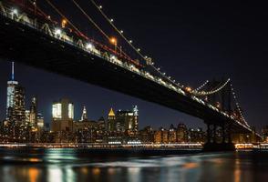 Manhattan Bridge di notte foto