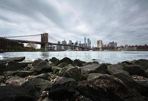 skyline di manhattan con ponte di brooklyn foto