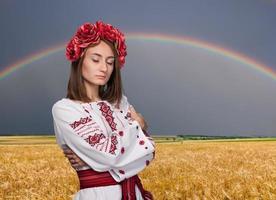 giovane ragazza in costume nazionale ucraino foto