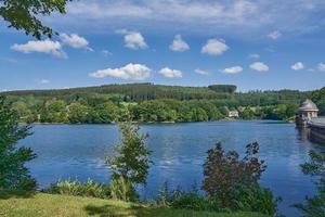 listertalsperre serbatoio e diga fra listertalsperre serbatoio e biggesee serbatoio,sauerland,germania foto